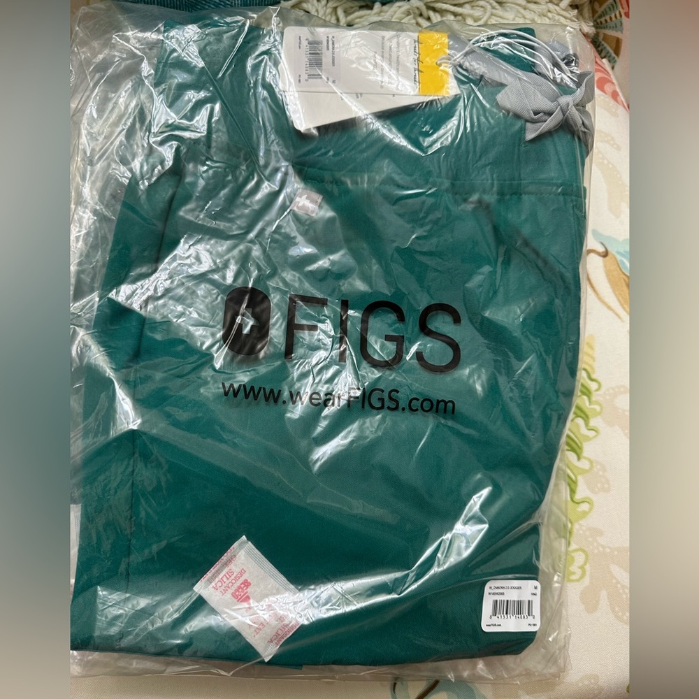 BNWT. Figs. Hunter green. Joggers. Medium